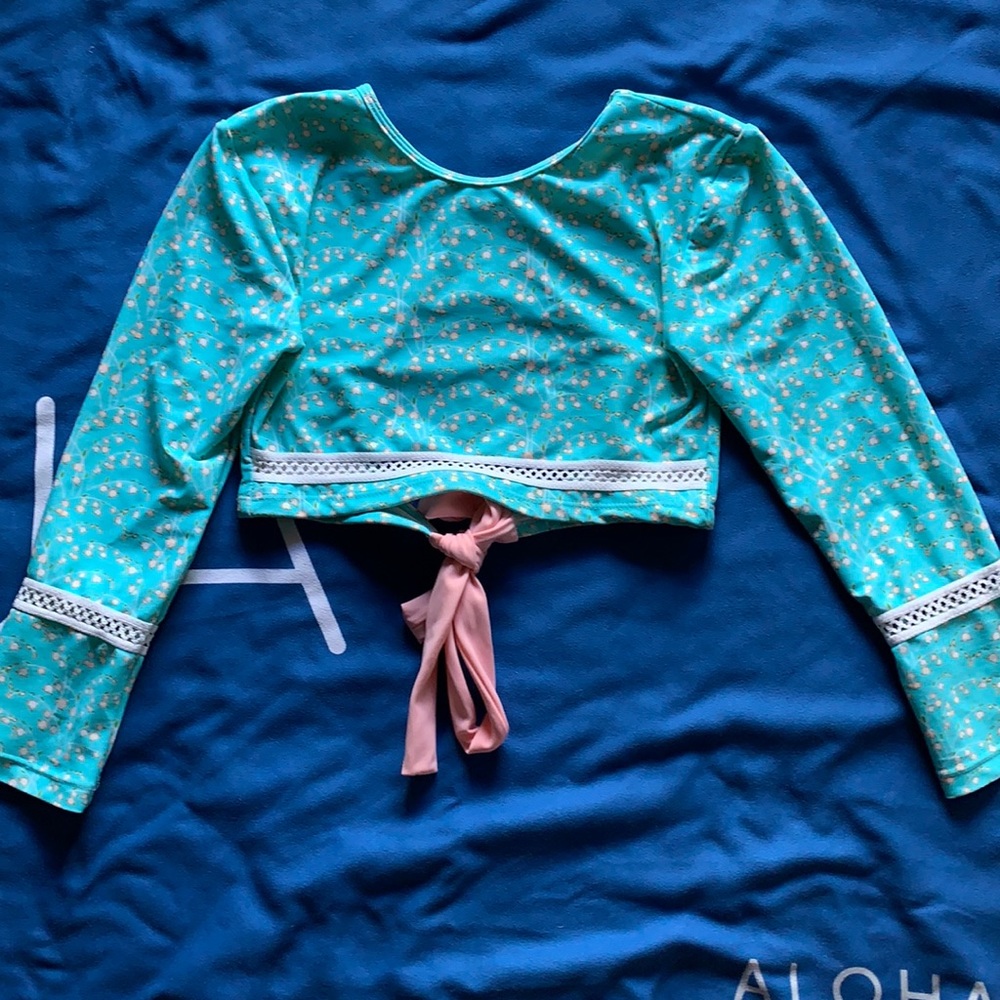 Cropped long sleeve Kimi & Li floral top